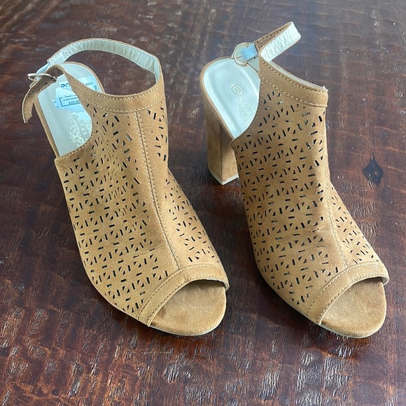 NWT BROWN suede Sandals - Picture 1 of 7